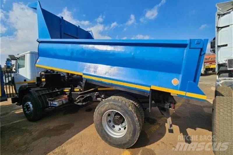 Tata LPK Вантажівки / спеціальні