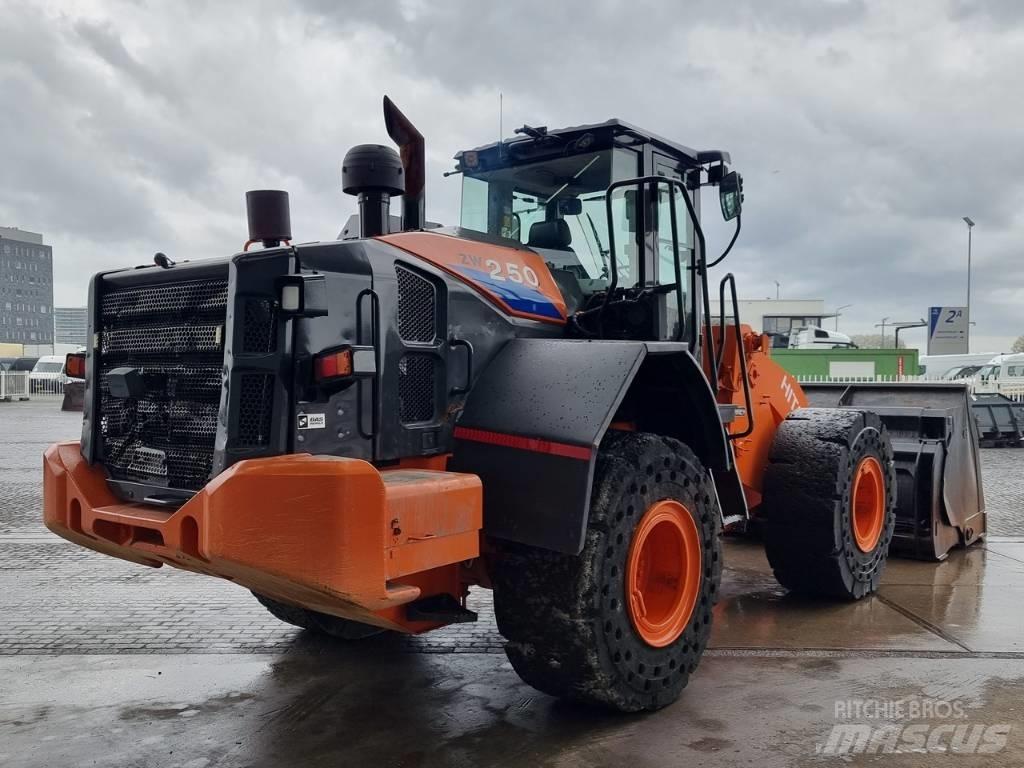 Hitachi ZW 250 Фронтальні навантажувачі