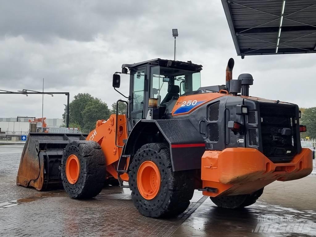 Hitachi ZW 250 Фронтальні навантажувачі