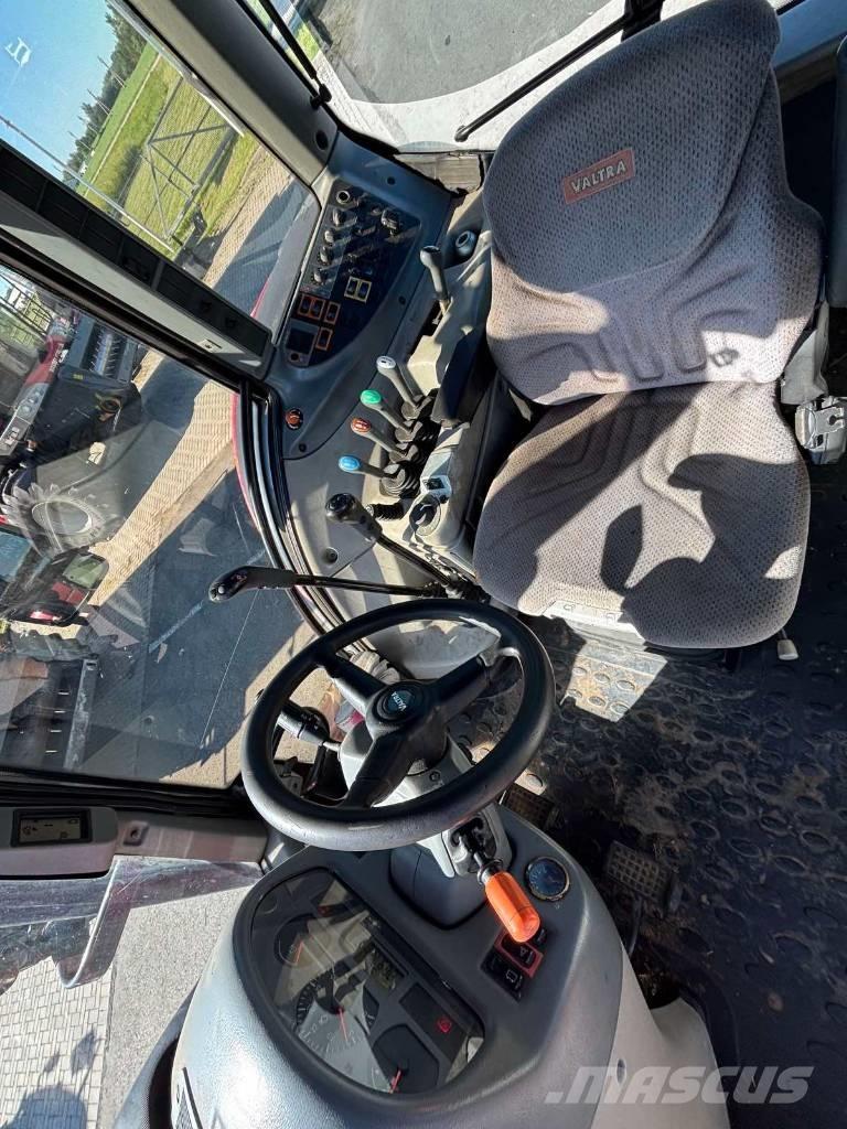 Valtra T 193 Трактори