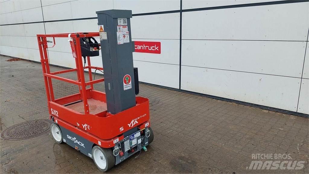 SkyJack SJ12 Вертикальні щоглові підйомники
