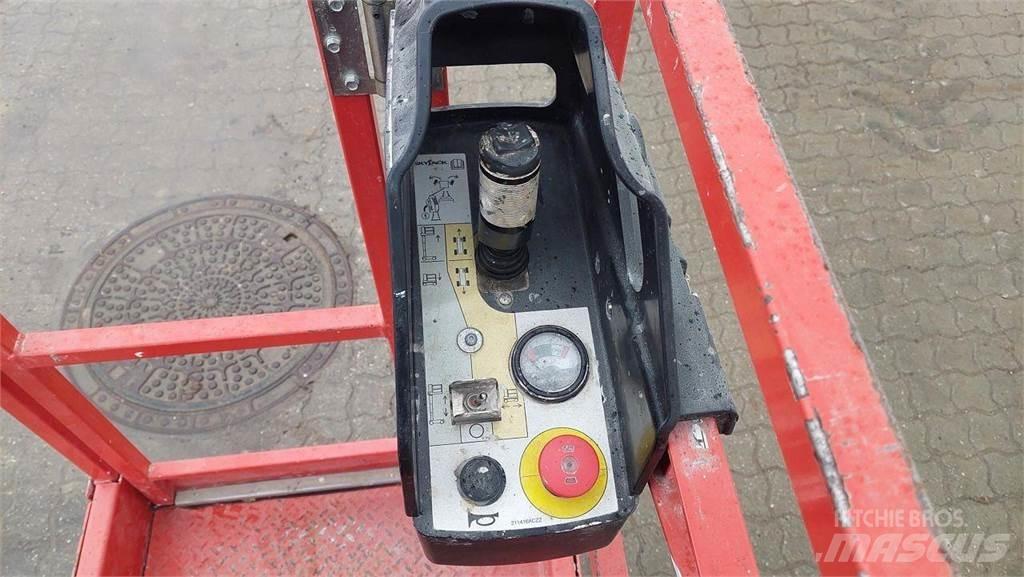 SkyJack SJ12 Вертикальні щоглові підйомники
