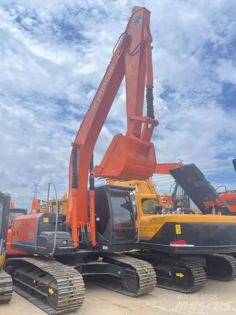 Hitachi ZX 200 Гусеничні екскаватори