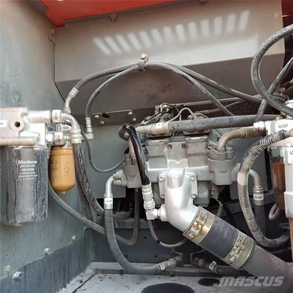 Hitachi ZX210 Гусеничні екскаватори