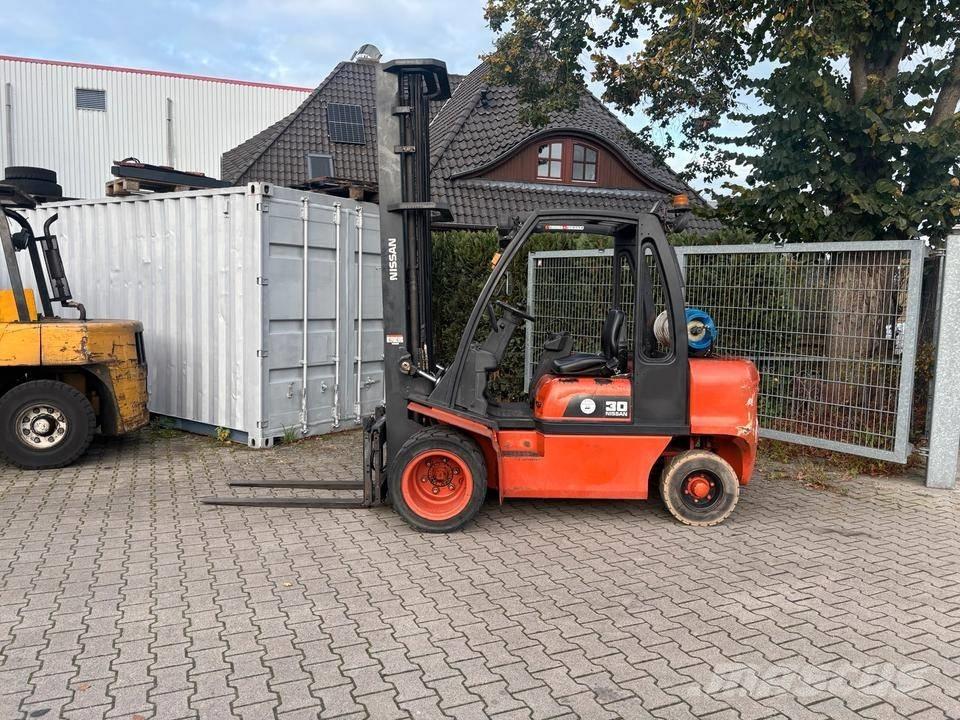 Nissan UGD02 A 30 PQ Газові навантажувачі