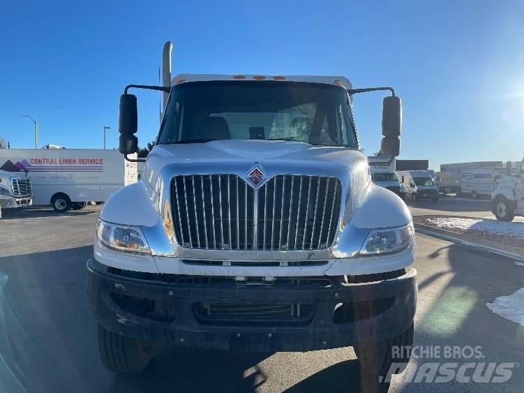 International 4300 Вантажівки для доставки напоїв