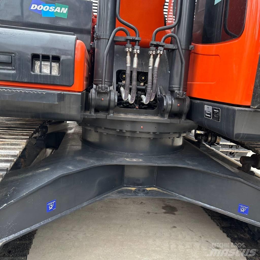 Doosan DX225LC-9 Гусеничні екскаватори