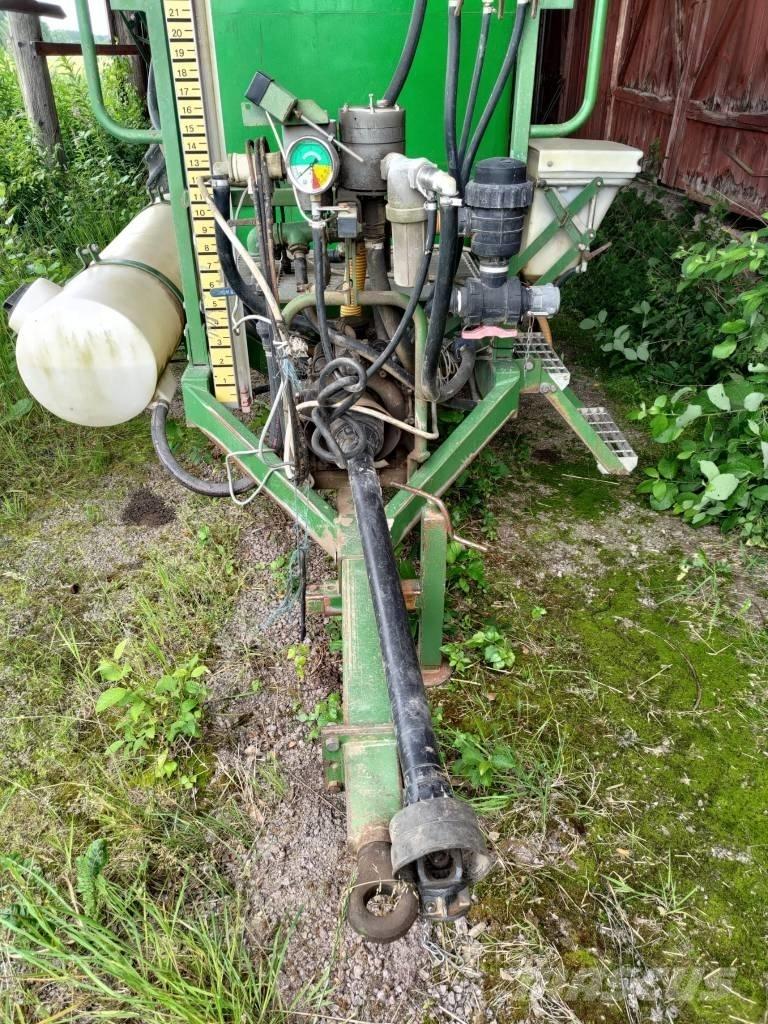 Moteska M2500 Причіпні обприскувачі