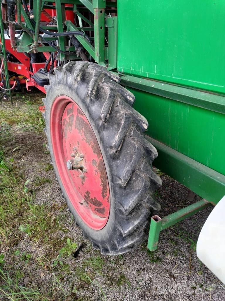 Moteska M2500 Причіпні обприскувачі