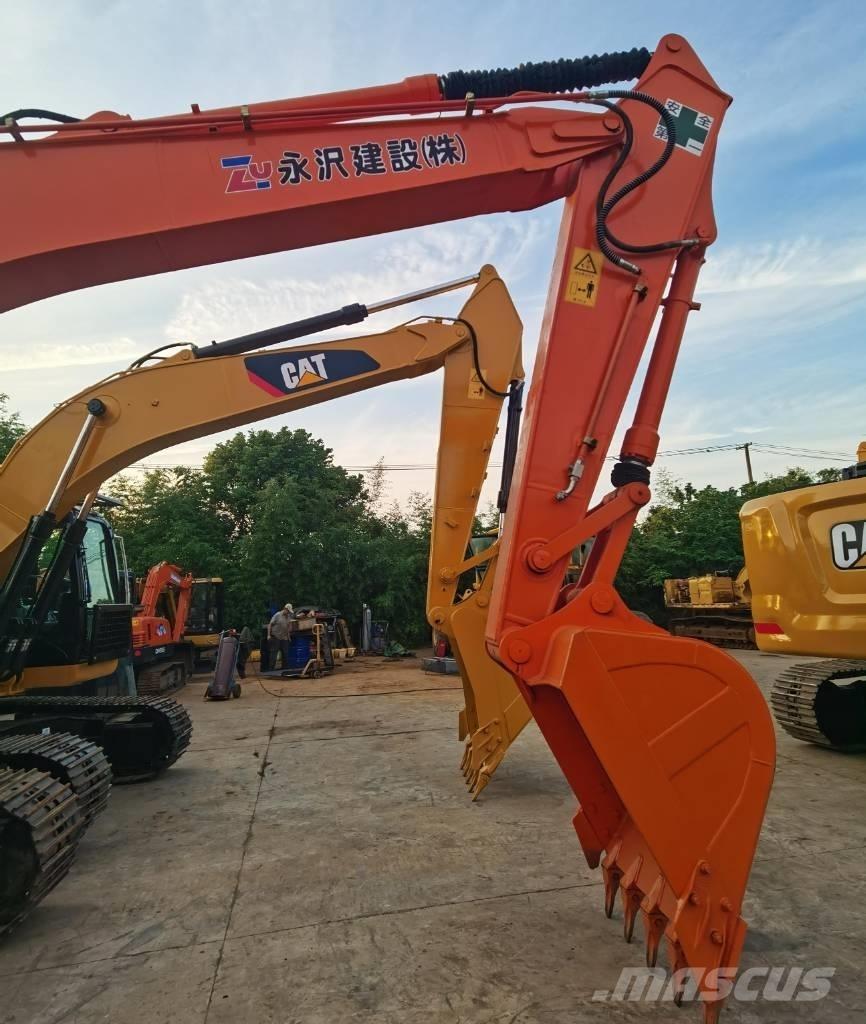 Hitachi ZX 200 Гусеничні екскаватори