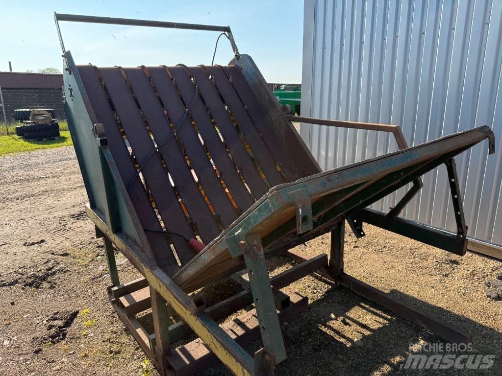  Upprullare Stationär Роздрібнювачі, різаки і розпаковувачі тюків