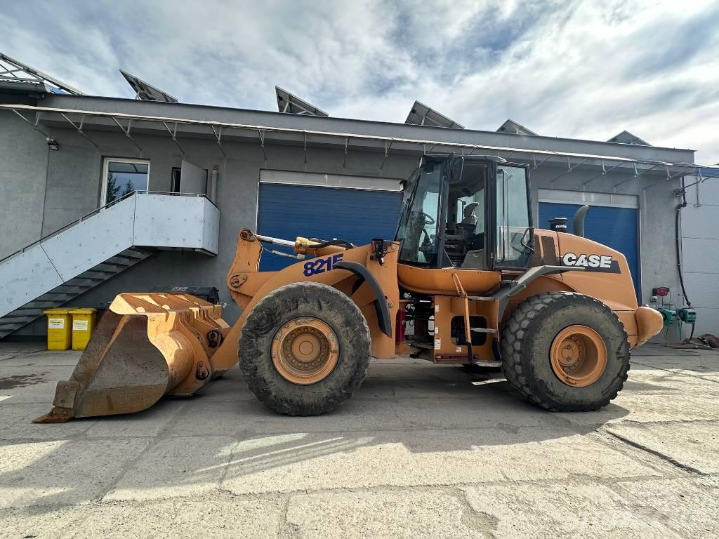 CASE 821 E Фронтальні навантажувачі