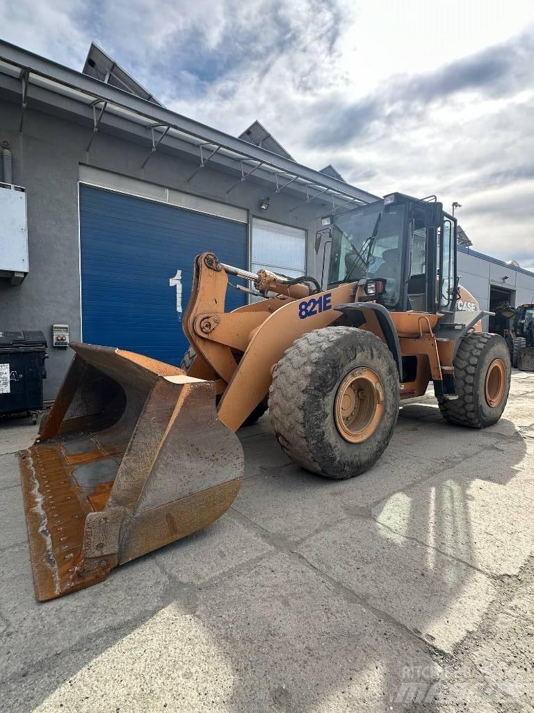 CASE 821 E Фронтальні навантажувачі