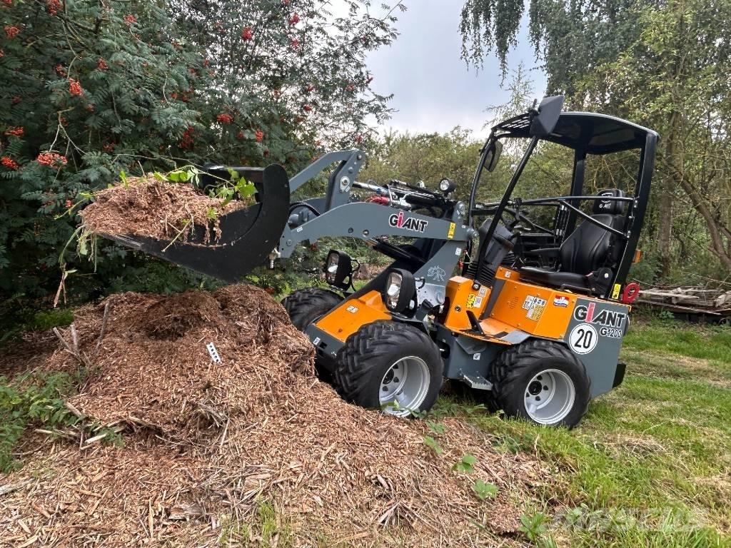 GiANT G 1200 Малі навантажувачі