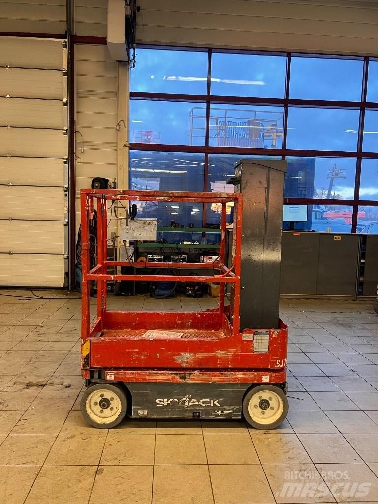 SkyJack SJ 16 Вертикальні щоглові підйомники