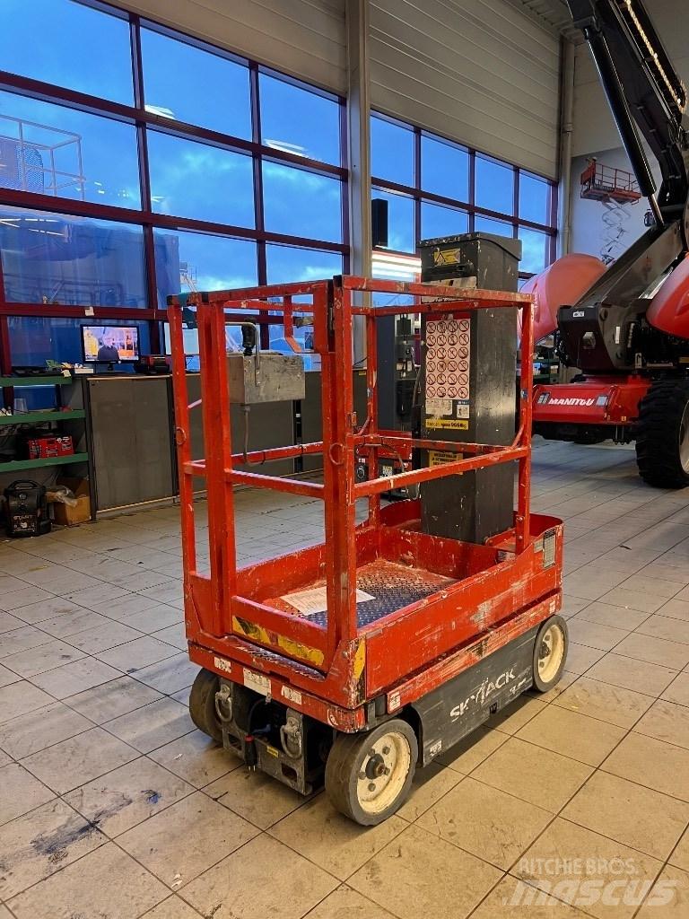 SkyJack SJ 16 Вертикальні щоглові підйомники