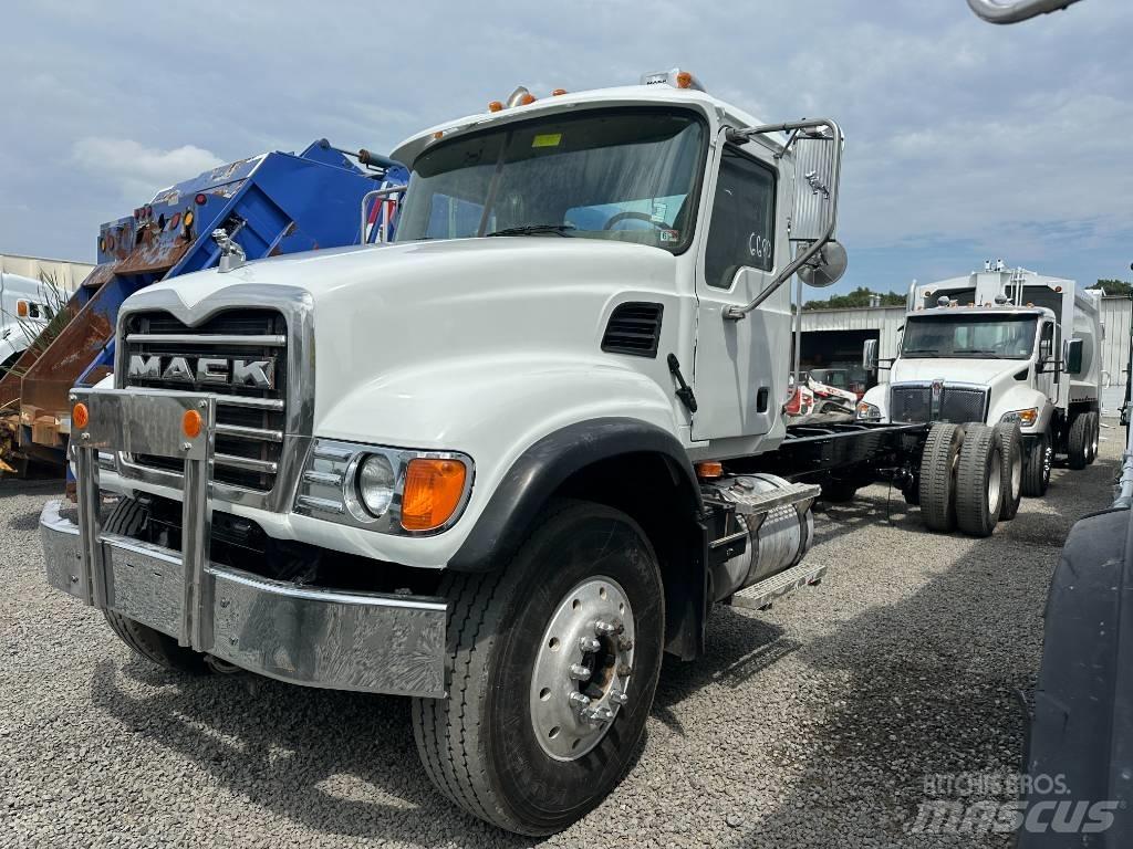 Mack CV 713 Шасі з кабіною