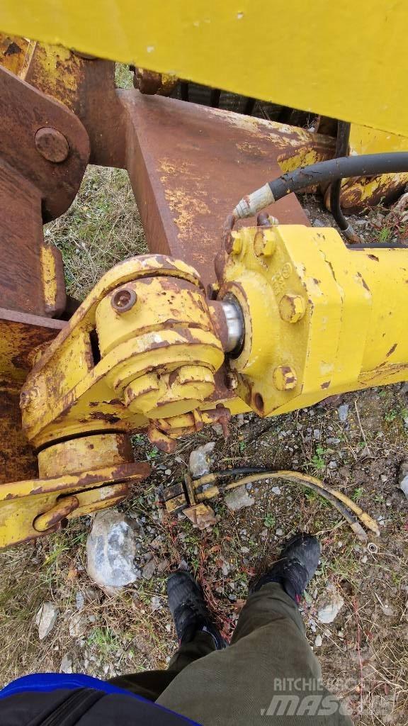 Komatsu D85 Шасі