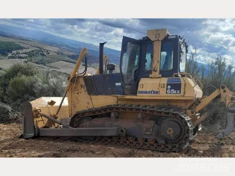 Komatsu D65EX-15 Гусеничні бульдозери