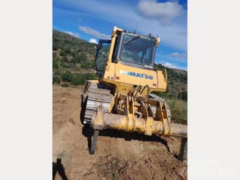 Komatsu D65EX-15 Гусеничні бульдозери