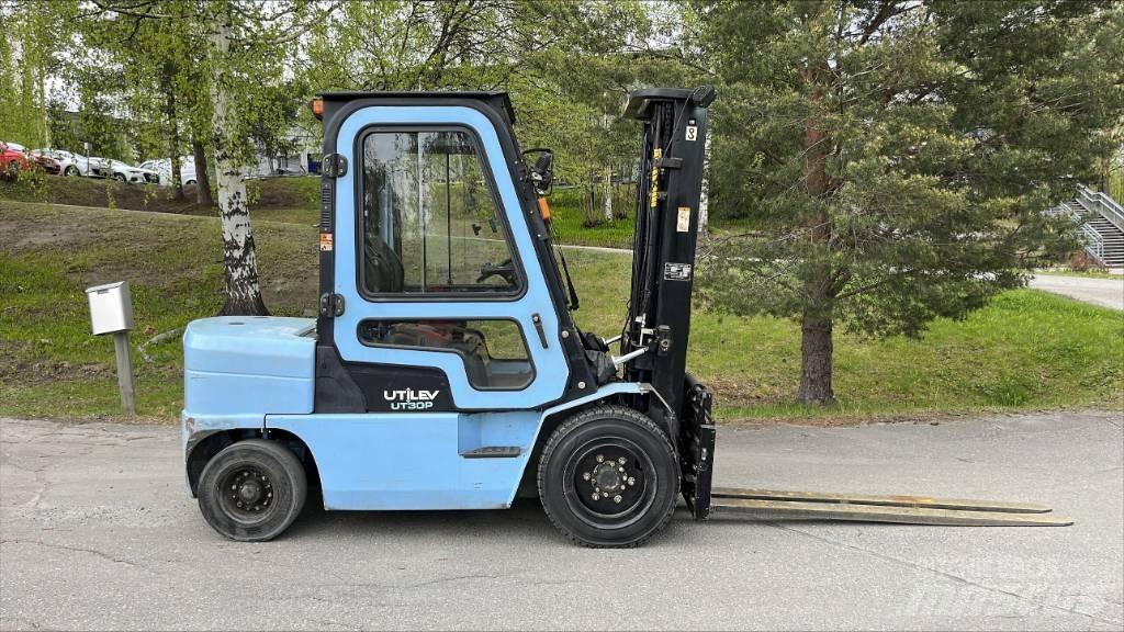 Utilev UT 30 PD Дизельні навантажувачі