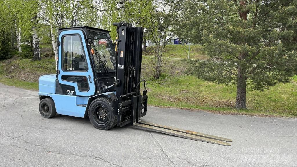 Utilev UT 30 PD Дизельні навантажувачі