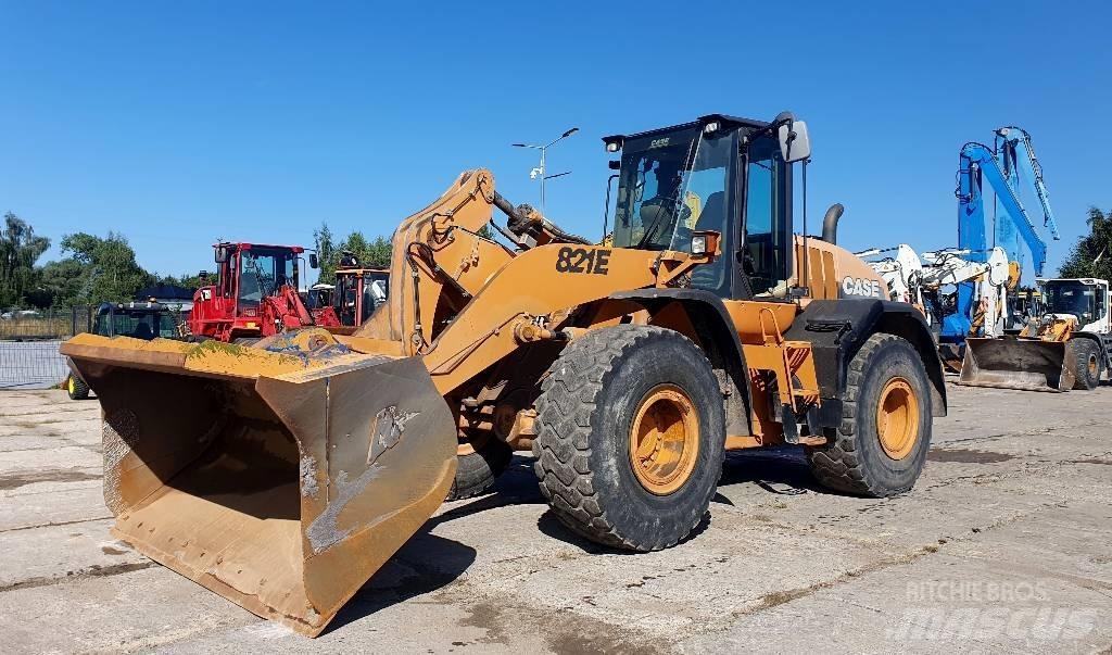 CASE 821 E Фронтальні навантажувачі