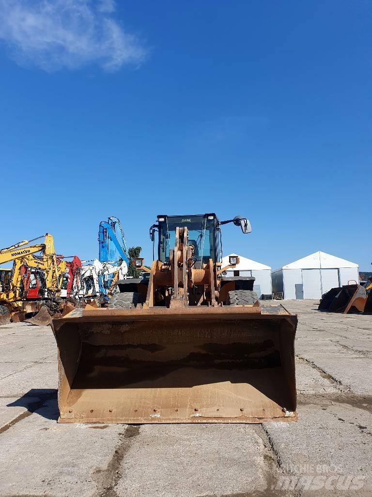 CASE 821 E Фронтальні навантажувачі