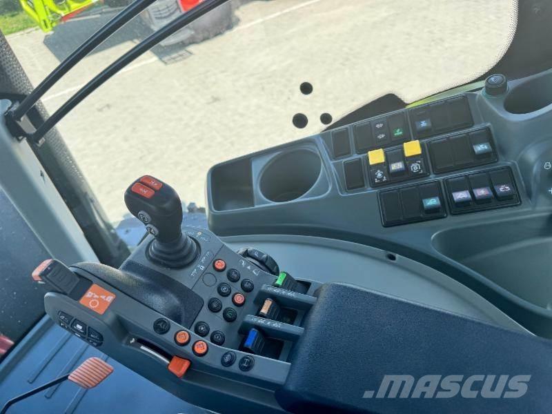 CLAAS AXION 810 Трактори