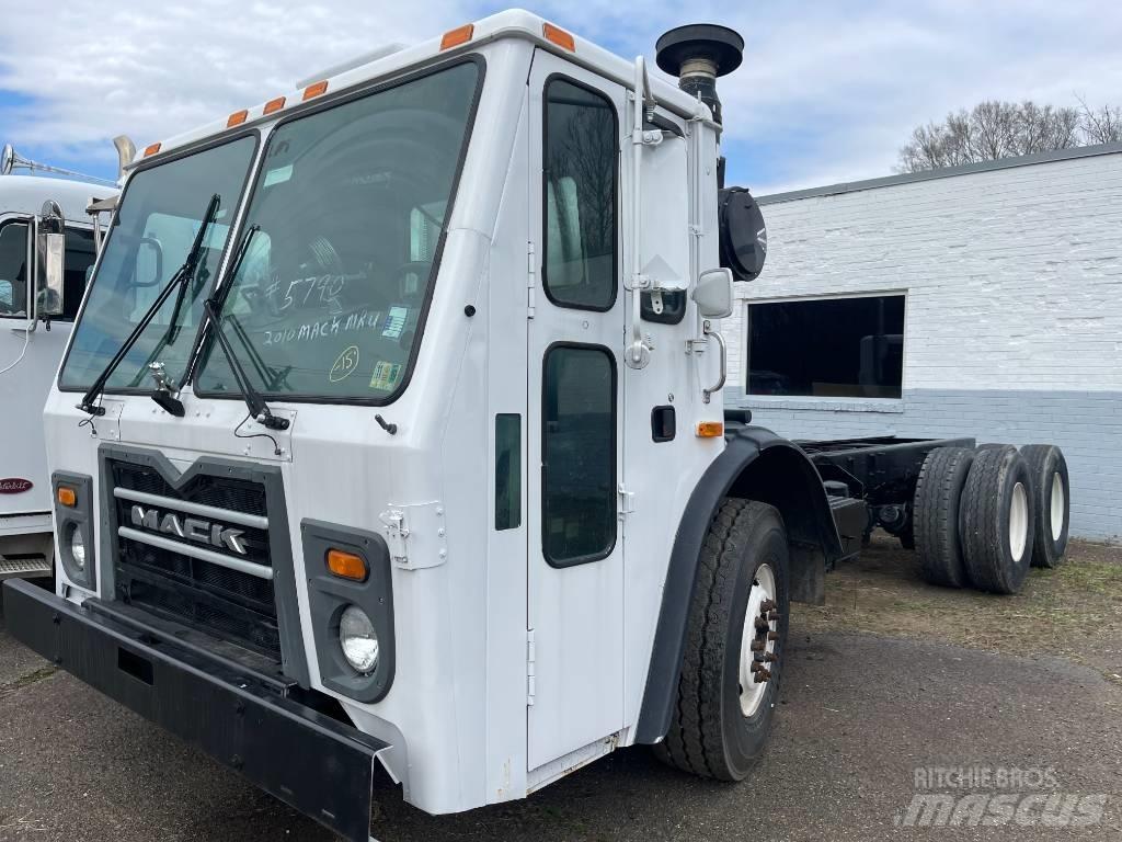Mack LEU613 Шасі з кабіною