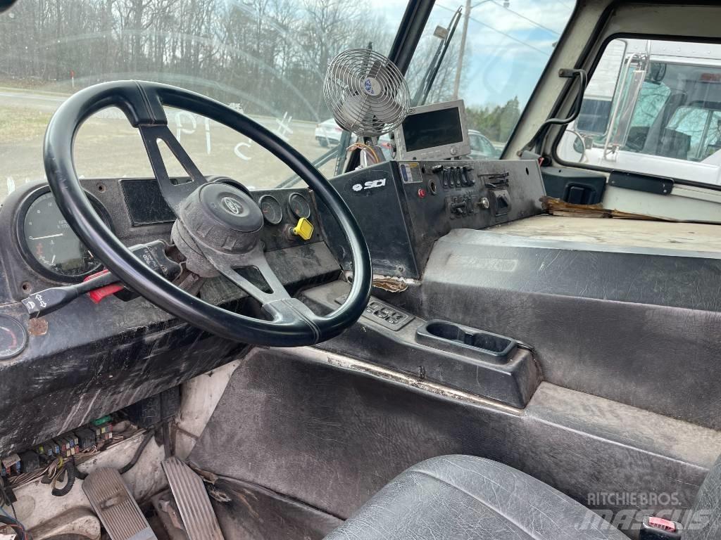 Mack LEU613 Шасі з кабіною