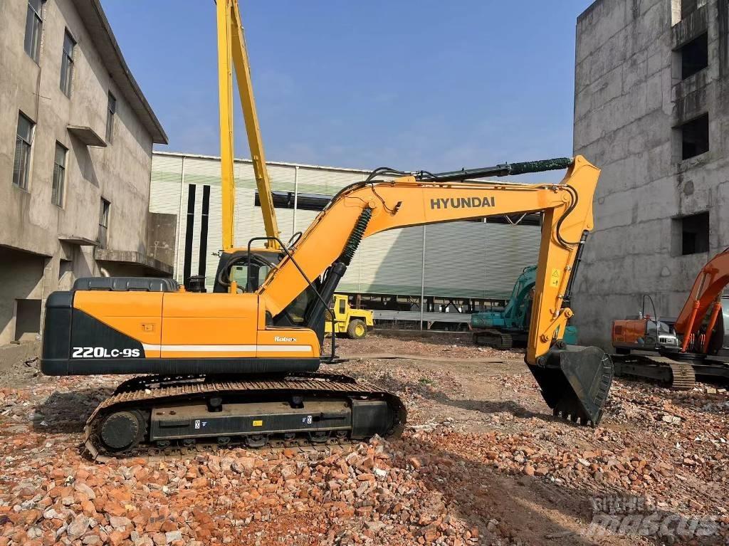 Hyundai R220 Гусеничні екскаватори