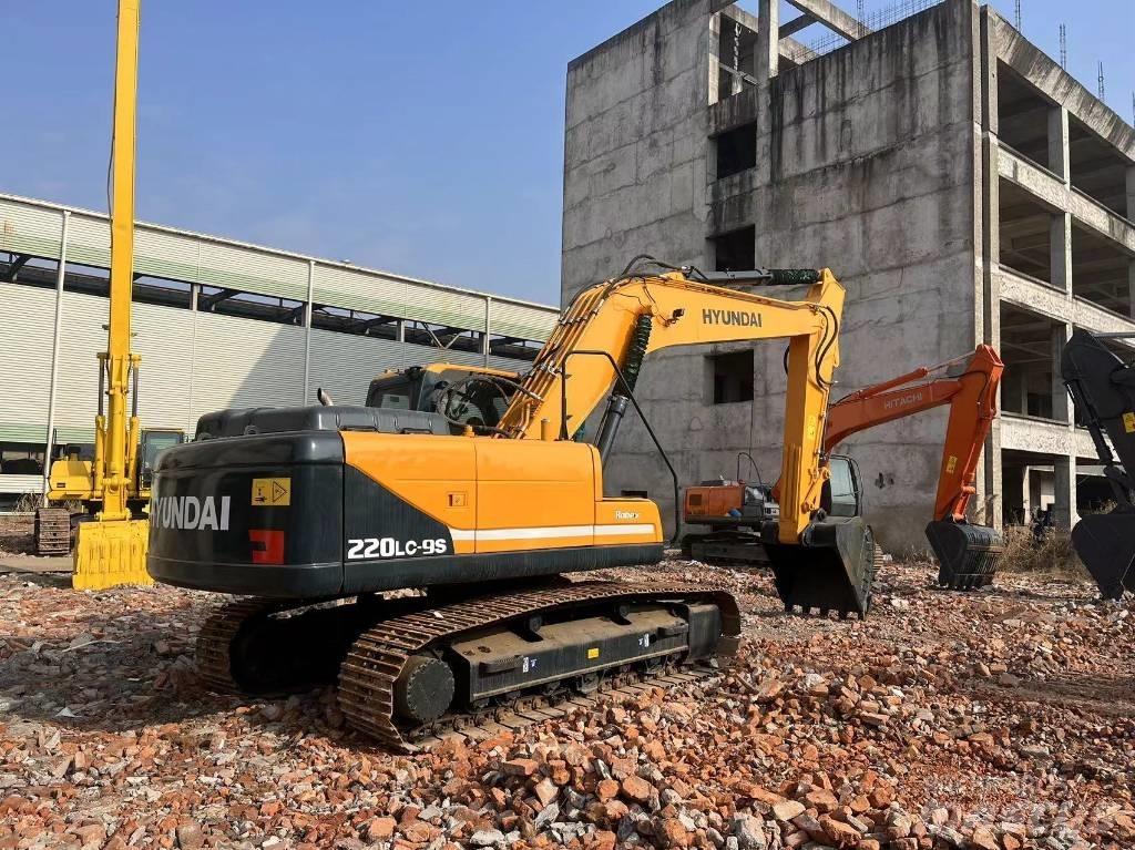 Hyundai R220 Гусеничні екскаватори
