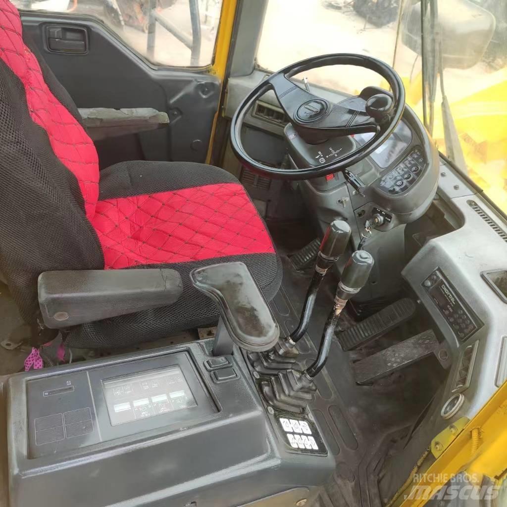 Komatsu WA 600 Фронтальні навантажувачі