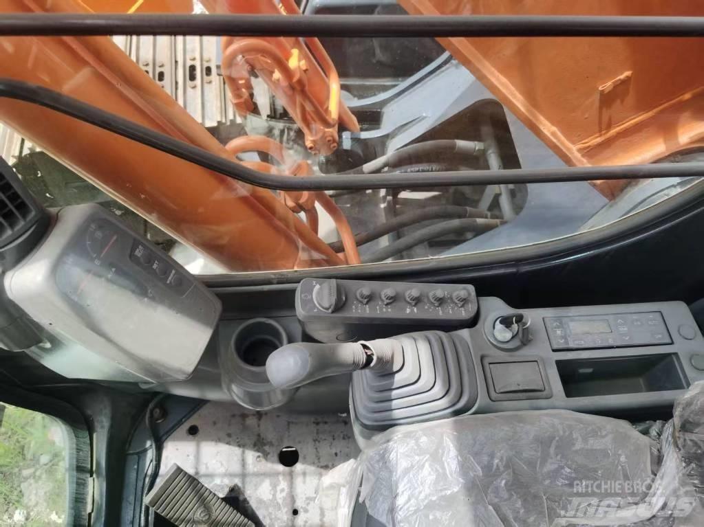 Hitachi ZX 200 Гусеничні екскаватори