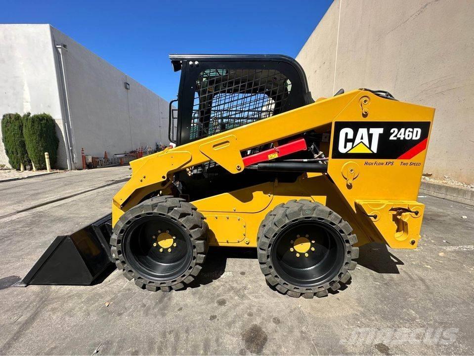 CAT 246 D Міні-навантажувачі