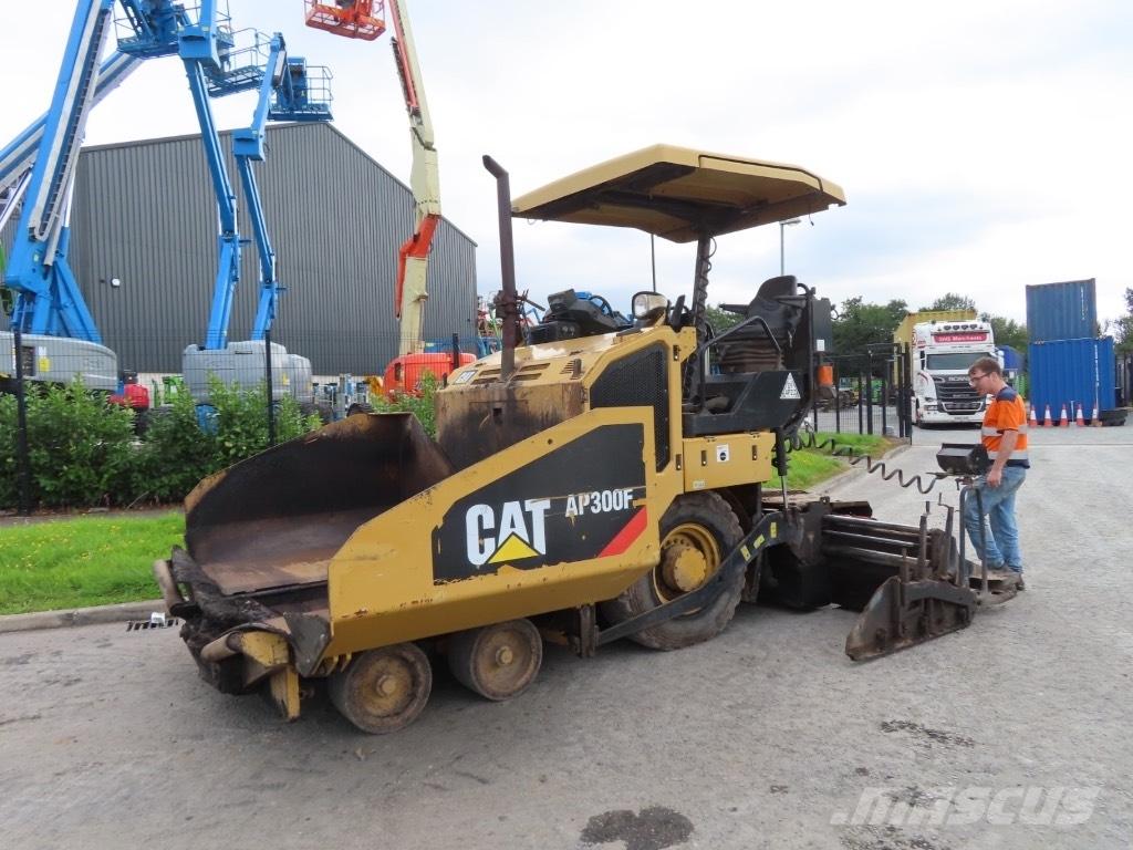 CAT AP 300 Асфальтовкладачі