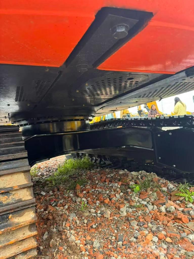 Hitachi ZX 200 Гусеничні екскаватори