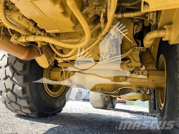 CAT 725 Поливальні машини