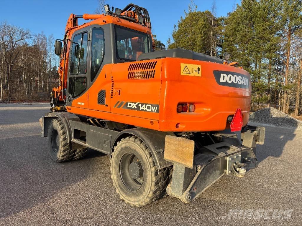 Doosan DX 140 W + vagn Колісні екскаватори