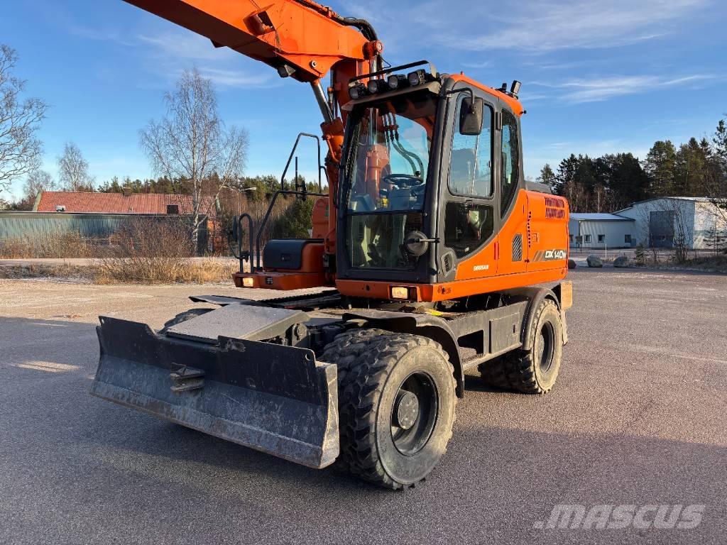 Doosan DX 140 W + vagn Колісні екскаватори