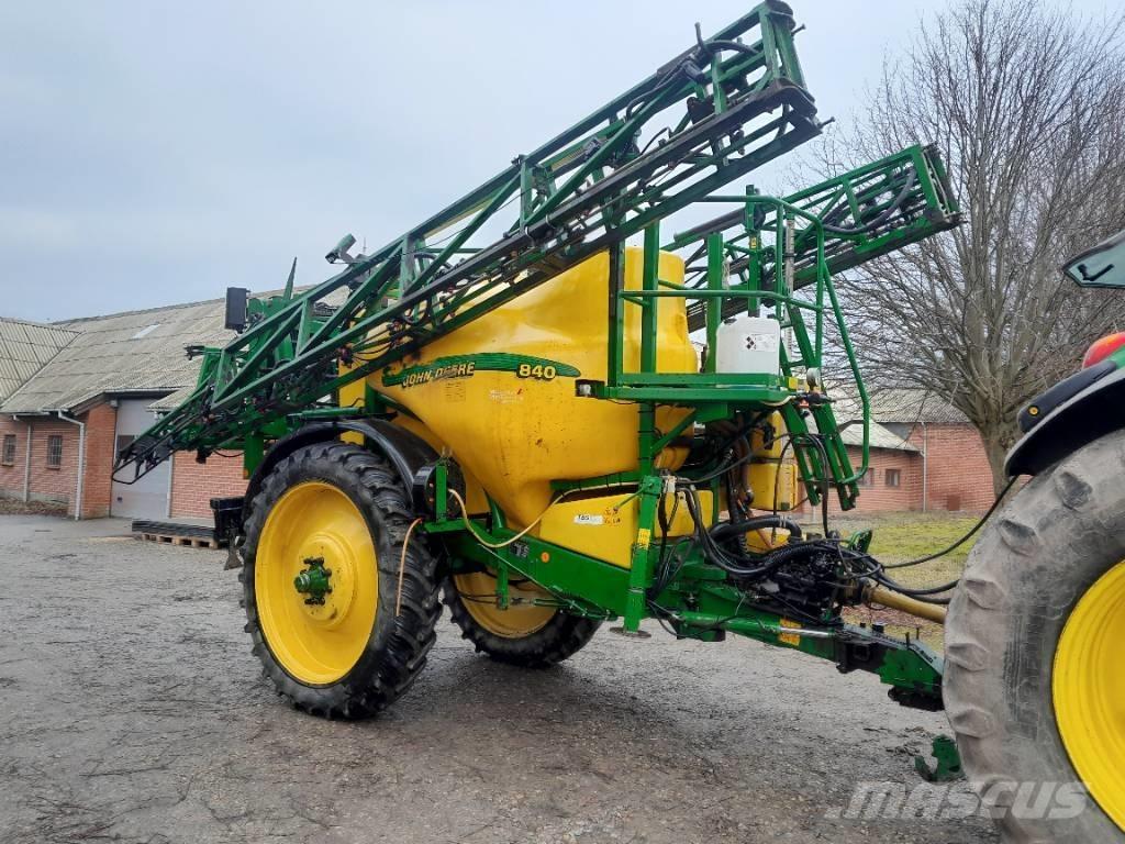 John Deere 840 Причіпні обприскувачі