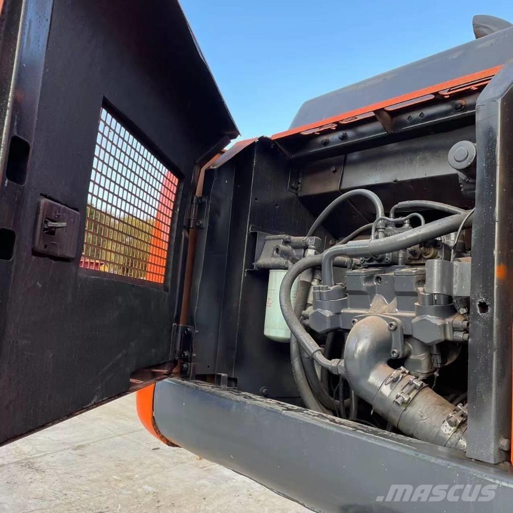 Hitachi ZX200 Гусеничні екскаватори