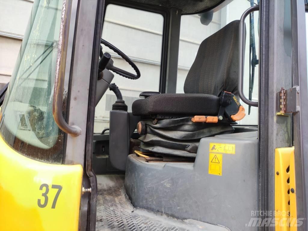 Volvo L 30 B Фронтальні навантажувачі
