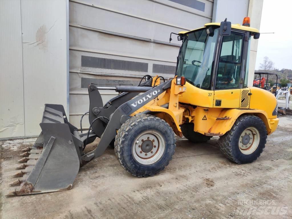 Volvo L 30 B Фронтальні навантажувачі