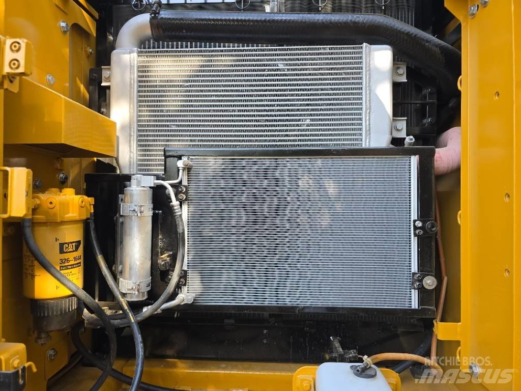 CAT 320D2 Гусеничні екскаватори