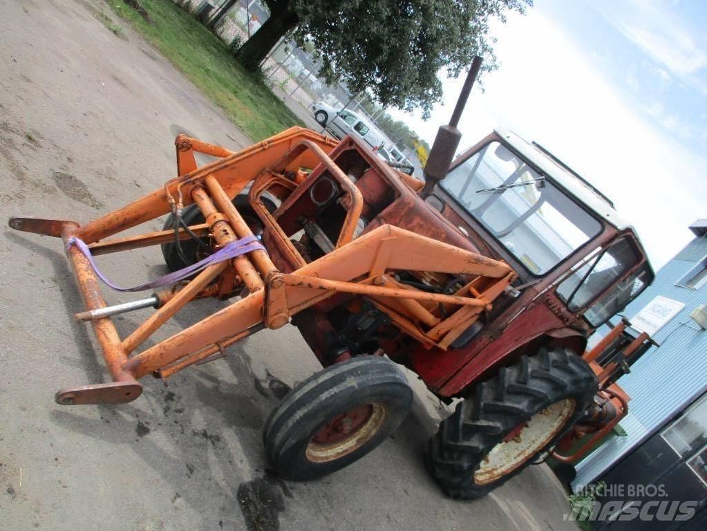 IH 523 Трактори