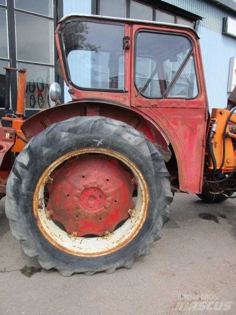IH 523 Трактори