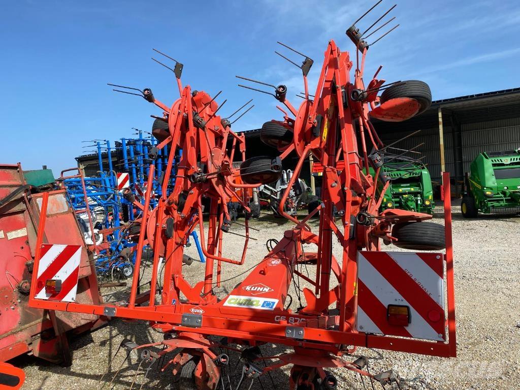 Kuhn GF8702 Граблі і сінозворушувачі