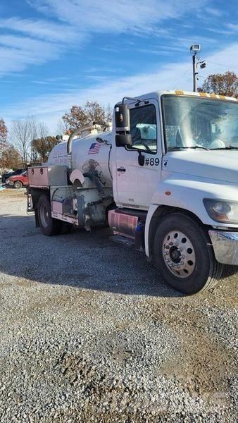 Hino Toilet Truck Вантажівки-цистерни